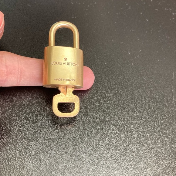 Louis Vuitton 301 - Picture 4 of 4